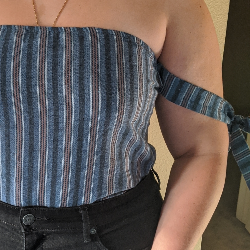 Top with straps that tie around the arms